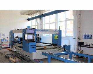 Vanad KOMPAKT Laser 1,5 x 3m, elektricky výsuvný materiálový stůl doplněný o rotátor RotCUT pro pálení otvorů do trubek, umístěných mimo pracovní rošty. Realizace 2017