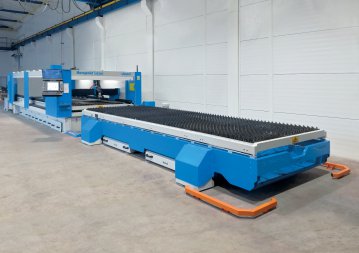 Vanad KOMPAKT Laser 1,5 x 6m, 2 x automatický, hydraulicky výsuvný rošt s výsuvem dopředu doplněno o vláknový laserový zdroj 3 kW YLS 3000 – CUT. Realizace únor 2017