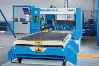 Vanad KOMPAKT Laser se dvěma hydraulicky výměnnými materiálovými rošty a 2 kW laserovým zdrojem IPG, realizace 2016.