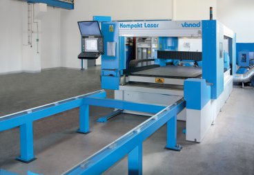 Vanad KOMPAKT Laser s motorově výsuvným materiálovým roštem a 1 kW laserovým zdrojem IPG, realizace 2017