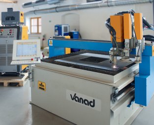 Stroj Vanad KOMPAKT je nedílnou součástí našeho předváděcího centra a je také často zapůjčován na předvedení kvalitních výpalků na výstavách v tuzemsku i zahraničí. Je vybaven plazmovou technologií a značicí jednotkou. Vanad KOMPAKT může být doplněn o dvě přídavná zařízení