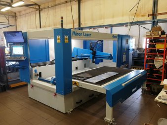 Vanad MIRON Laser B&R 10/20 rošt s ručním výsuvem do boku. Rotátor RotCUT M80 pro řezání trubek ( ø 15 - 95mm ). Pracoviště realizováno 2018 v Maďarsku.