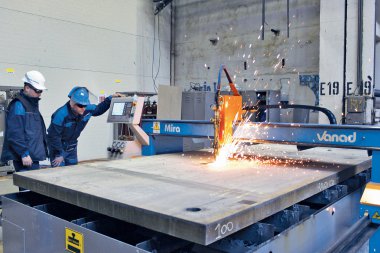 Pálicí stroj Vanad MIRA je vybaven autogenní technologií, laserovým ukazovátkem a elektrickým zapalováním plamene autogenního hořáku. Snímek zachycuje propal 100 mm konstrukční oceli.  CNC stroj Mira je také nainstalován v našem předváděcím centru, kde si jej můžete prohlédnout a vyzkoušet